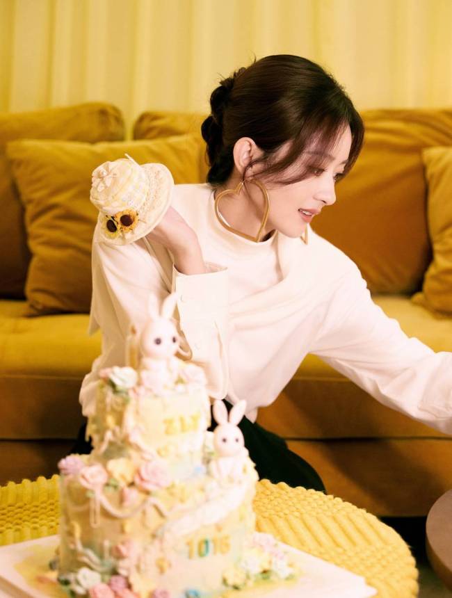 赵丽颖穿针织衫庆祝生日 戴搞怪眼镜可爱俏皮