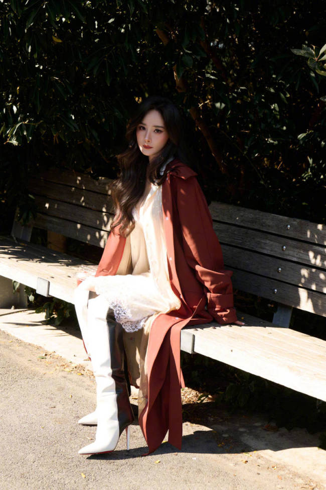 杨幂着白色蕾丝吊带秀好身材 套棕红色大衣气场超A