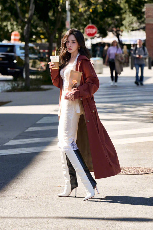 杨幂着白色蕾丝吊带秀好身材 套棕红色大衣气场超A