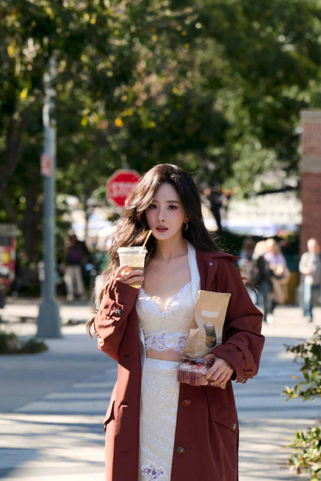 杨幂着白色蕾丝吊带秀好身材 套棕红色大衣气场超A