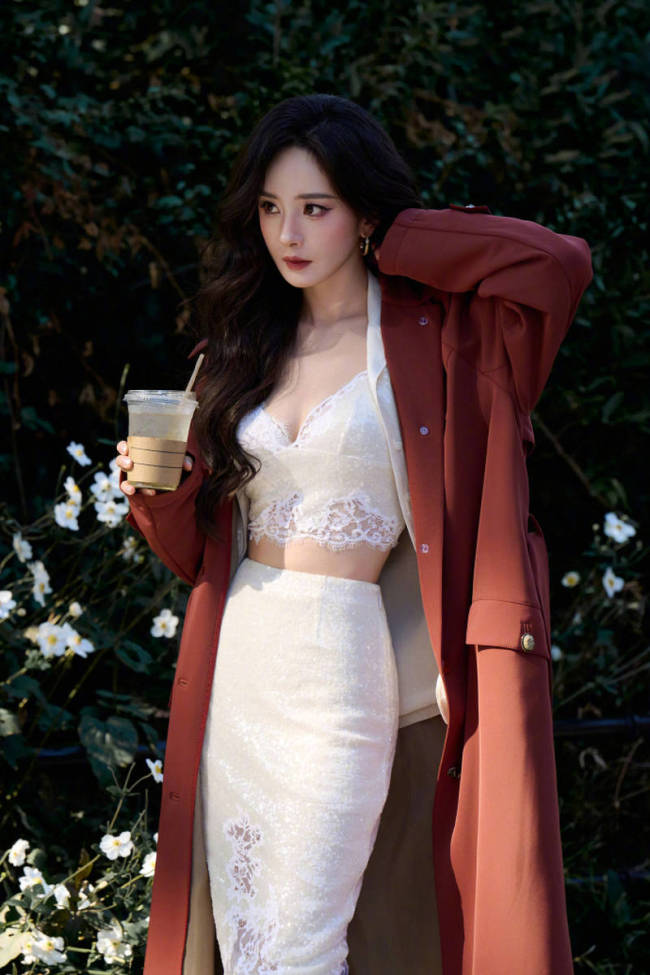 杨幂着白色蕾丝吊带秀好身材 套棕红色大衣气场超A