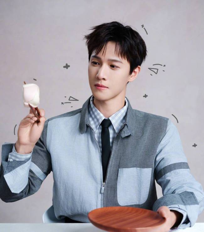 王影璐李昀锐手持糕点氛围甜蜜 互相投喂CP感满满