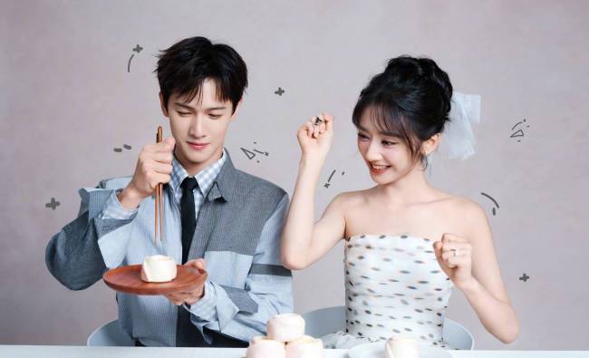 王影璐李昀锐手持糕点氛围甜蜜 互相投喂CP感满满