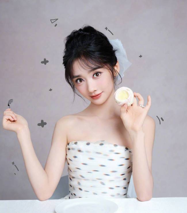 王影璐李昀锐手持糕点氛围甜蜜 互相投喂CP感满满