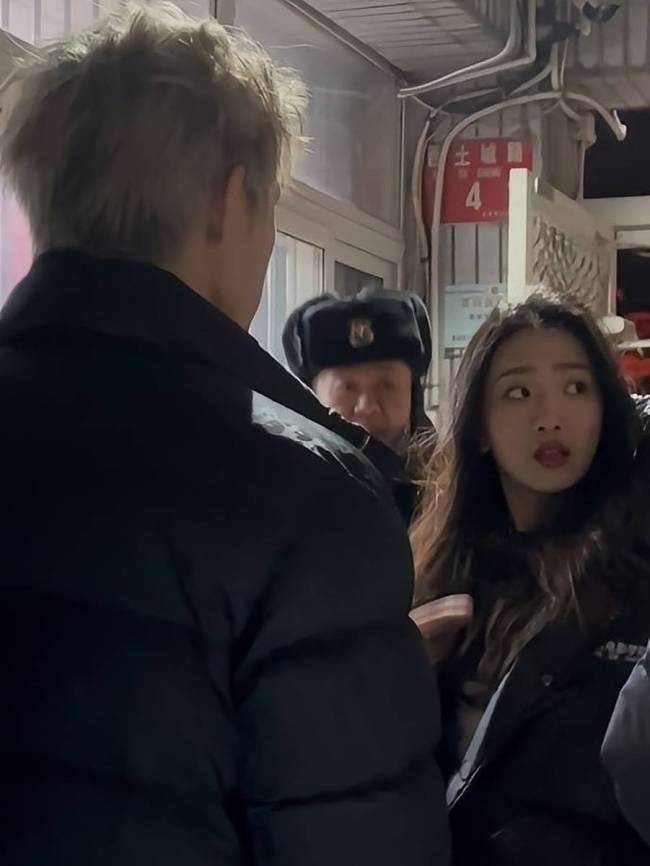 荣梓杉曾被偶遇与女生一起看戏 两人同坐非常低调